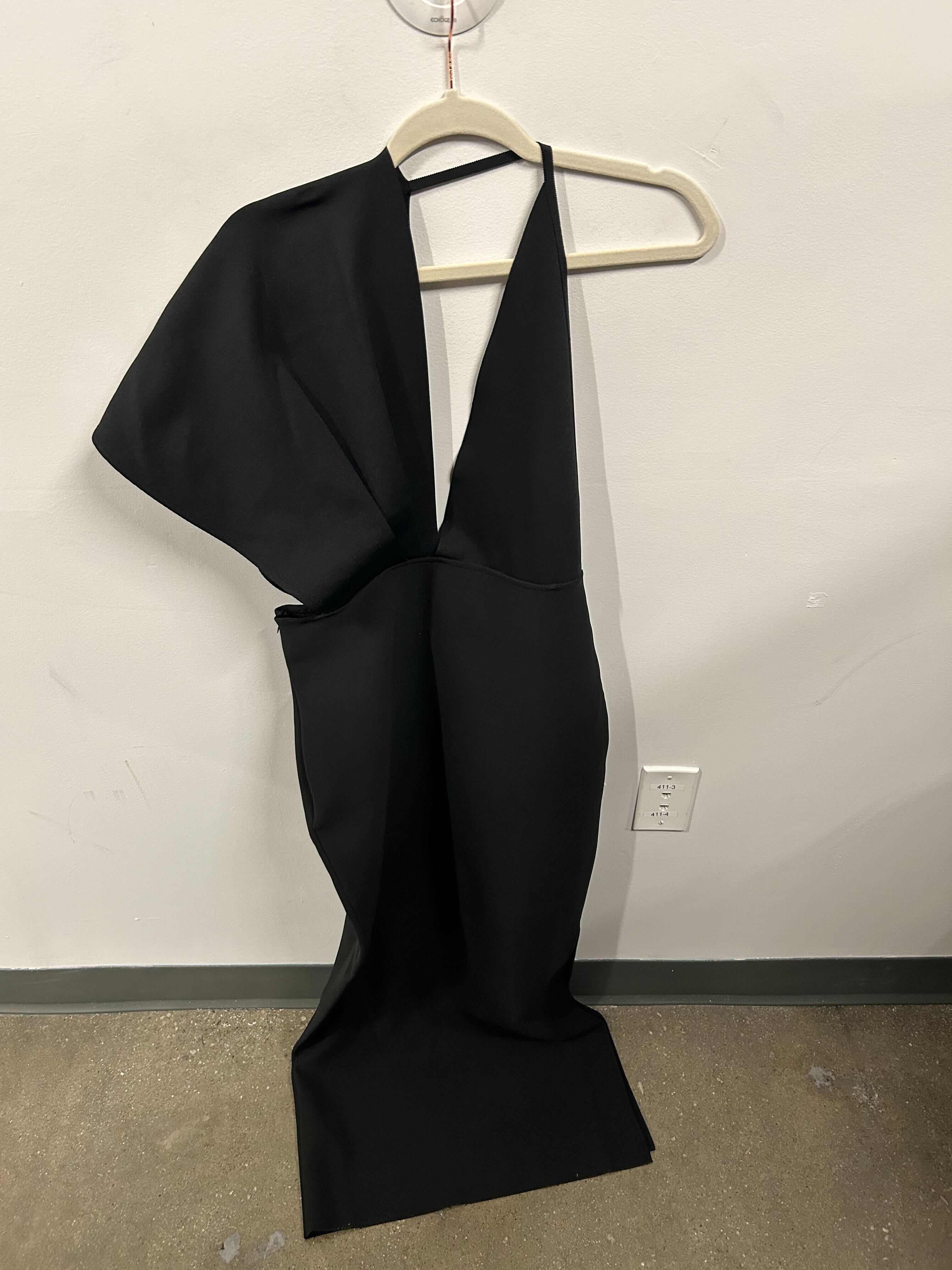 Black one-shoulder wide-sleeve minimalist jumpsuit.